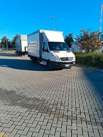 Furgone con sponda idralica e telonato