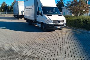 Furgone con sponda idralica e telonato