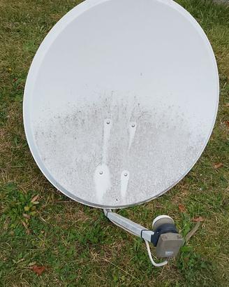 Antenna parabolica diam 80 cm con attacco a muro
