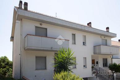 VILLA A SCHIERA A SANT'OMERO