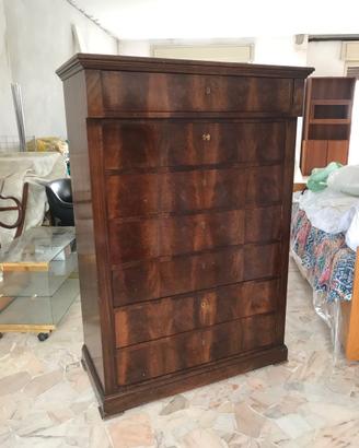 Elegante cassettone alto d'epoca