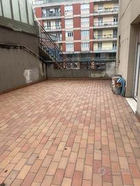 Ampio con terrazzo 3 camere e 2 bagni zona martiri