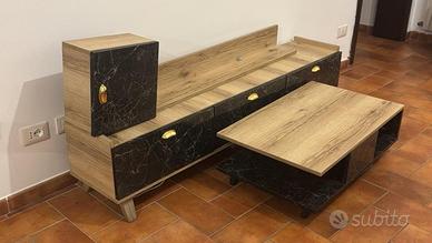 Parete Attrezzata completa di Tavolino.