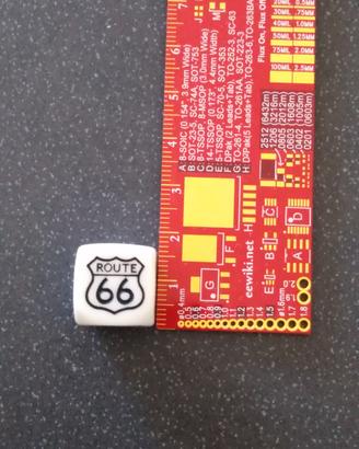 Dado bianco sei facce D6 a punti neri logo Route66