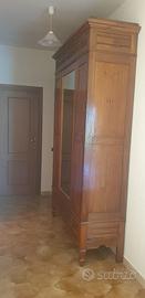 Armadio antico in legno massello con specchio