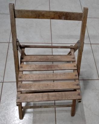 SEDIA DI PICCOLE DIMENSIONI PIEGHEVOLE .