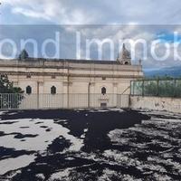 Due appartamenti con piano ammezzato a fiumefreddo