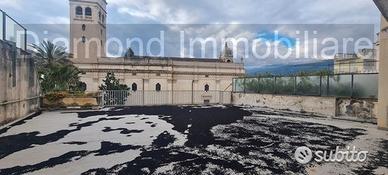 Due appartamenti con piano ammezzato a fiumefreddo