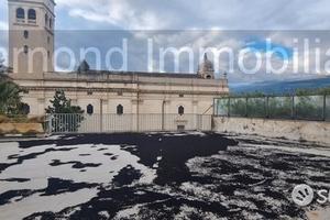 Due appartamenti con piano ammezzato a fiumefreddo