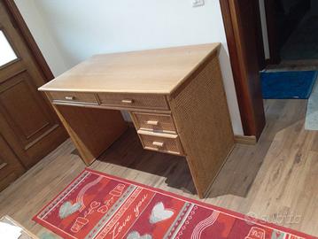 Scrivania e cassapanca 