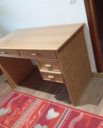 Scrivania e cassapanca 