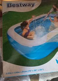 Piscina gonfiabile  a giardino