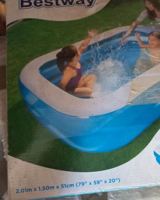 Piscina gonfiabile  a giardino