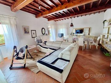 Rustico / Casale di 670 m² con più di 5 locali e b