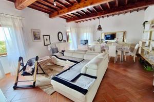 Rustico / Casale di 670 m² con più di 5 locali e b