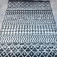 Tappeto bianco e nero