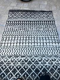 Tappeto bianco e nero
