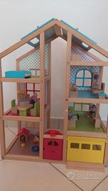 Casa delle bambole in legno con ascensore