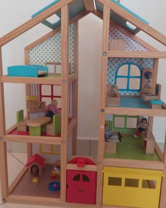 Casa delle bambole in legno con ascensore