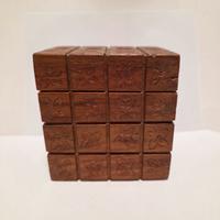 Scatola in legno intagliato con decori floreali