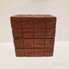 Scatola in legno intagliato con decori floreali