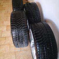 Cerchi in lega 18" con  pneumatici