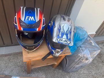 Due caschi per scooter o moto da cross