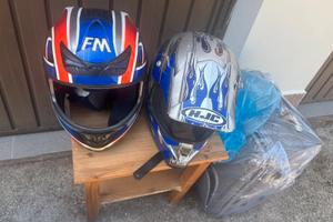 Due caschi per scooter o moto da cross