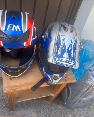 Due caschi per scooter o moto da cross