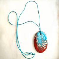 Collana con ciondolo ovale realizzato in pietra la