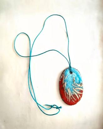 Collana con ciondolo ovale realizzato in pietra la