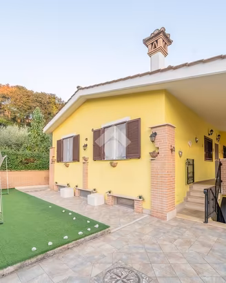 PORZIONE DI BIFAMILIARE A ROMA