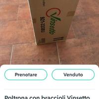 Sedia con braccioli.