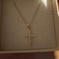 Collana di oro con croce di pietrine