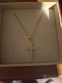 Collana di oro con croce di pietrine
