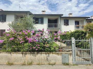 VILLA A SCHIERA A PESCHIERA DEL GARDA