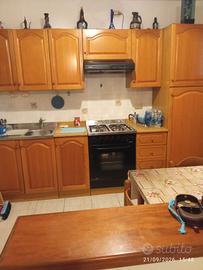 cucina e tavolo legno massiccio e 4 sedie 