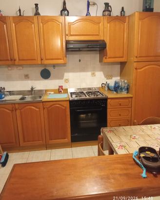 cucina e tavolo legno massiccio e 4 sedie 
