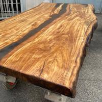 Tavolo in legno e resina