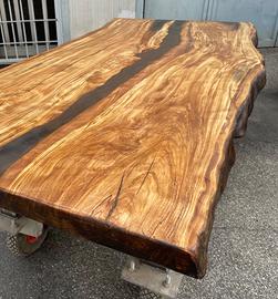 Tavolo in legno e resina