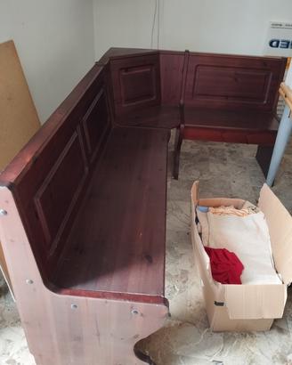 Cassapanca in legno scuro 