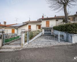 Villa a schiera su due livelli con giardino