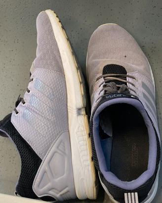 Adidas con soletta inferiore leggermente scollata