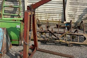 Gru posteriore per trattore agricolo con forche