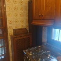 cucina in legno massiccio con due tavoli