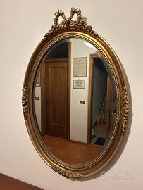 Specchio ovale in legno color oro 