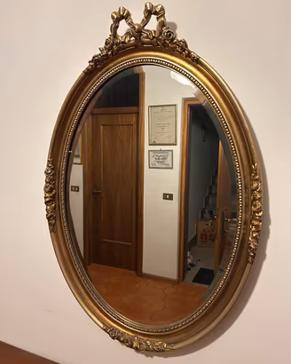 Specchio ovale in legno color oro 