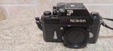 corpo macchina fotografica Nikon F con photomic