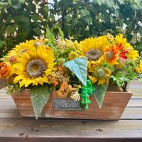Composizione di girasoli e fiori finti