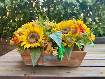 Composizione di girasoli e fiori finti